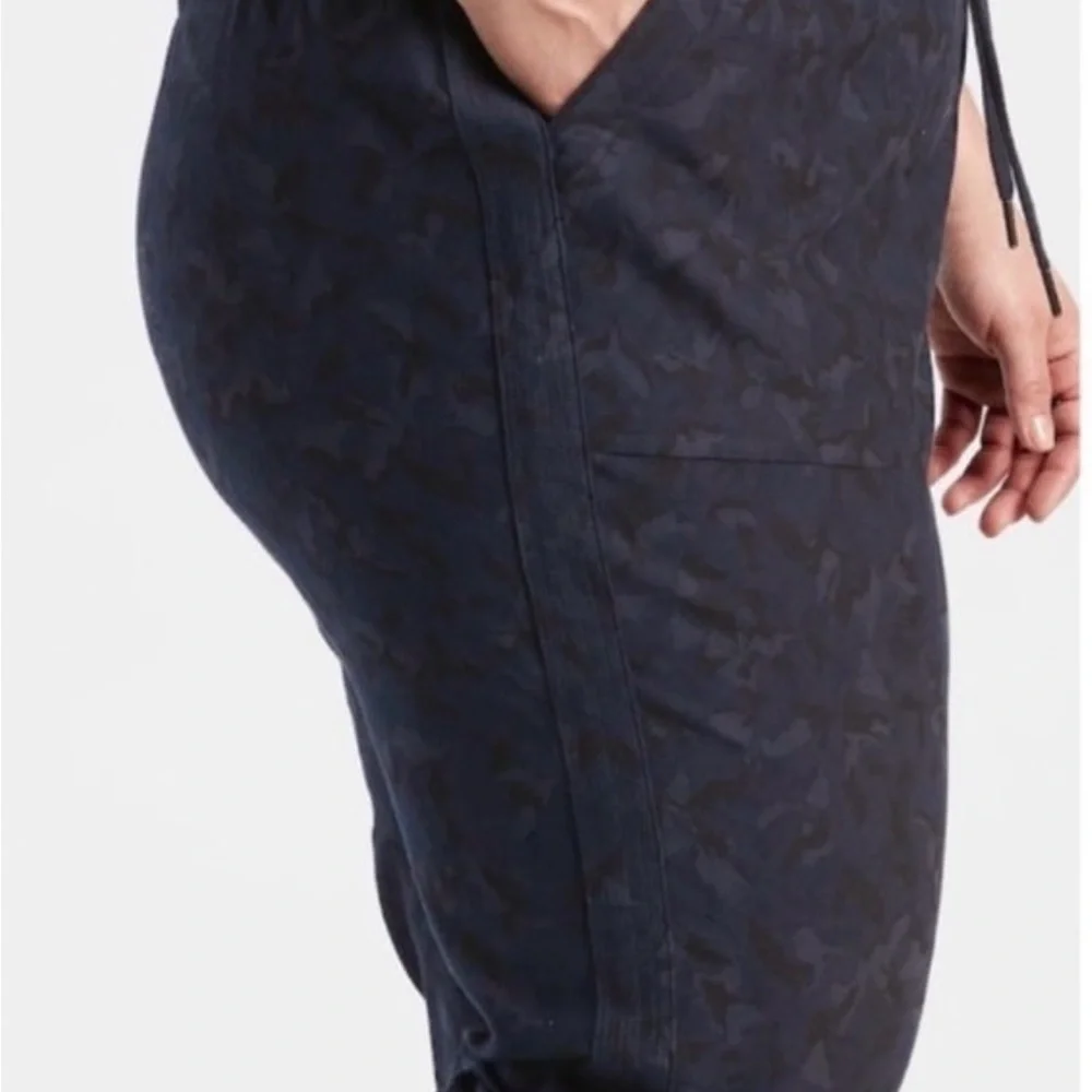Athleta Printed Farallon Jogger Pants Camo Print Size 26 - NWT
